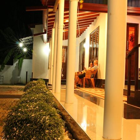 Olivi Palace Udawalawe Exteriör bild