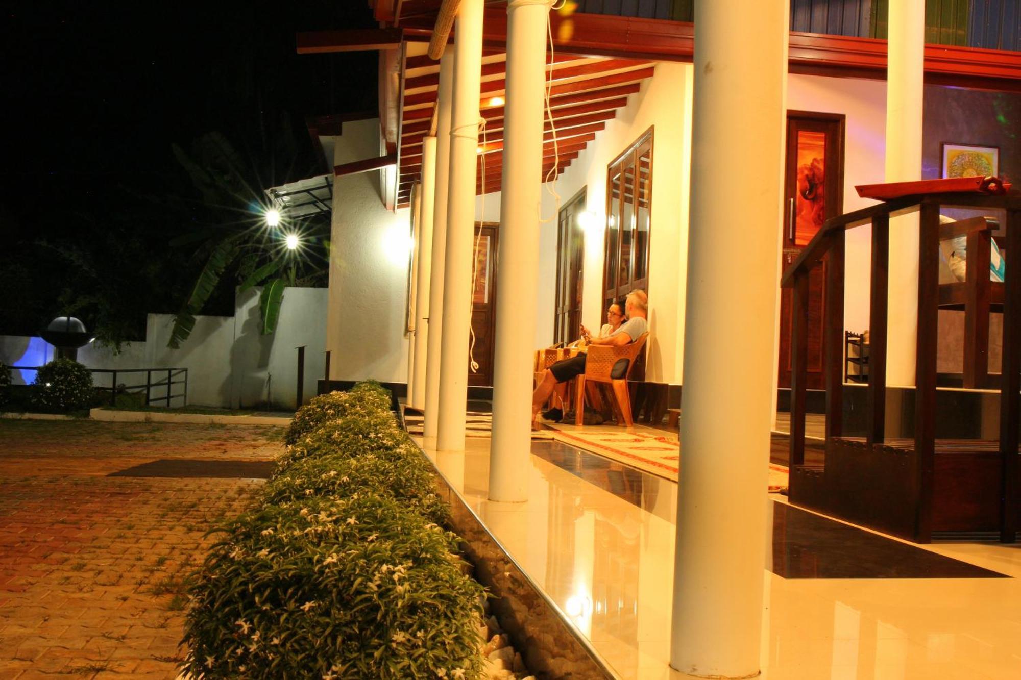 Olivi Palace Udawalawe Exteriör bild