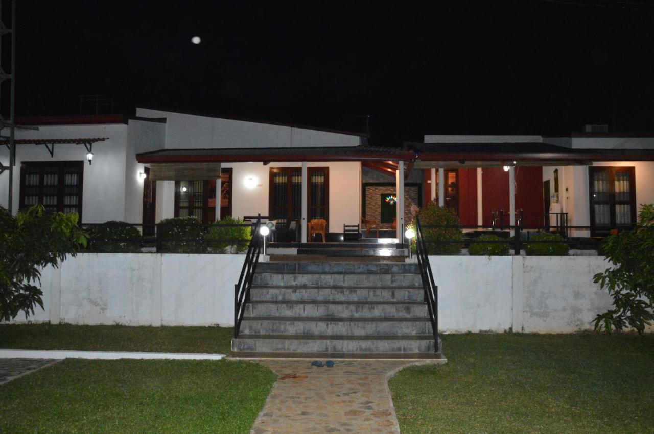 Olivi Palace Udawalawe Exteriör bild